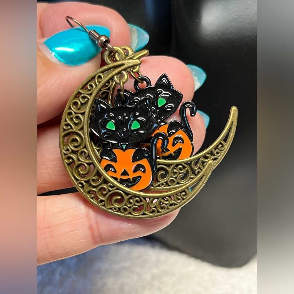 2/20 black cat and crescent moon/bronze tone -goth fashion/spooky/hall…